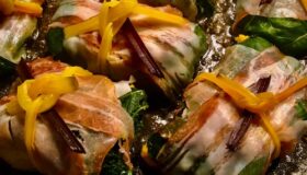 Herzhafte Mangold Rouladen mit Couscous Füllung in einer Pfanne