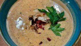 Cremige Maronensuppe mit Pilzen, knusprigem Speck und Petersilie in blauer Schale. Harecker Winter Rezept.