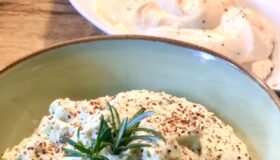 Zweierlei selbstgemachte Mayonnaise. Einmal pur, einmal mit Avocado ergänzt.