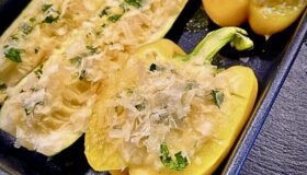 Mit Kartoffelbrei gefüllte Zucchini und Paprika in der Harecker Auflaufform im Ofen gebacken.
