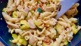 Nudeln mit Putenstreifen und Gemüse aus der Harecker Pfanne.