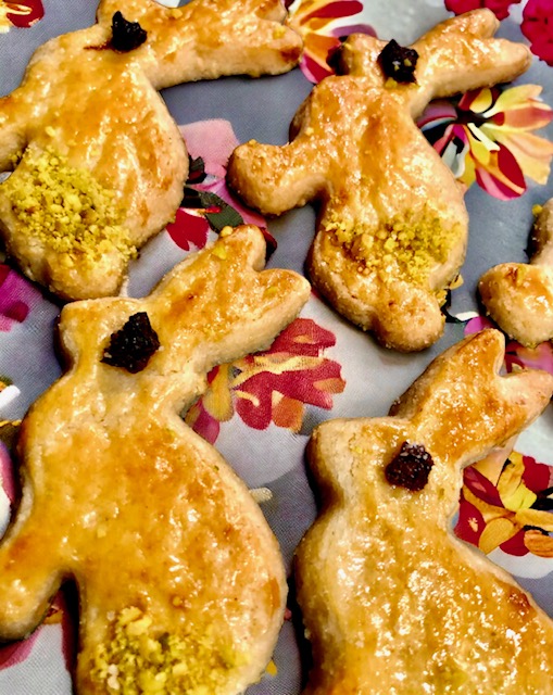Frische Mürbeteig Osterhasen aus dem Ofen auf einer geblümten Unterlage serviert.