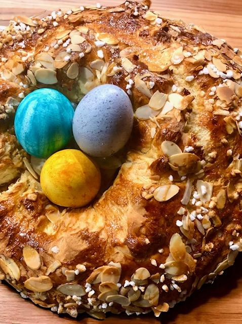 Osterkranz mit Mandeln gebacken und 3 gefärbten Eiern dekoriert.
