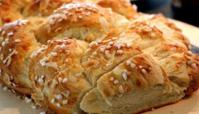 Klassischer Osterzopf aus Hefeteig gebacken und mit Hagelzucker bestreut.