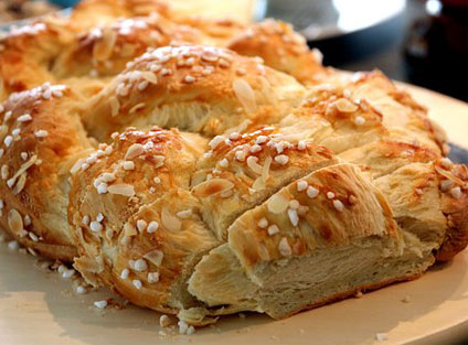 Klassischer Osterzopf aus Hefeteig gebacken und mit Hagelzucker bestreut.