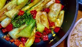 Pak Choi in der Pfanne gebraten, dazu Paprika und Lauchzwiebeln. Eine leckere Beilage zu Fleisch und Fisch.