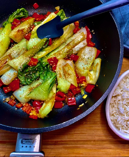 Pak Choi in der Pfanne gebraten, dazu Paprika und Lauchzwiebeln. Eine leckere Beilage zu Fleisch und Fisch.