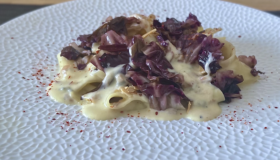 Pappardelle mit Radicchio auf einem weißen Teller serviert.