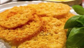 Knusprige Parmesan Chips als Beilage für ein Buffet oder zum Abendessen.