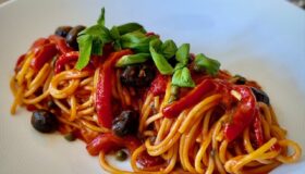 Pasta Peperonata - Spaghetti mit Paprikagemüse auf einem hellem Teller angerichtet