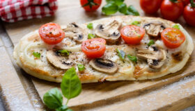 Frisch aus dem Ofen: Pizza-Brot mediterran inspiriert.