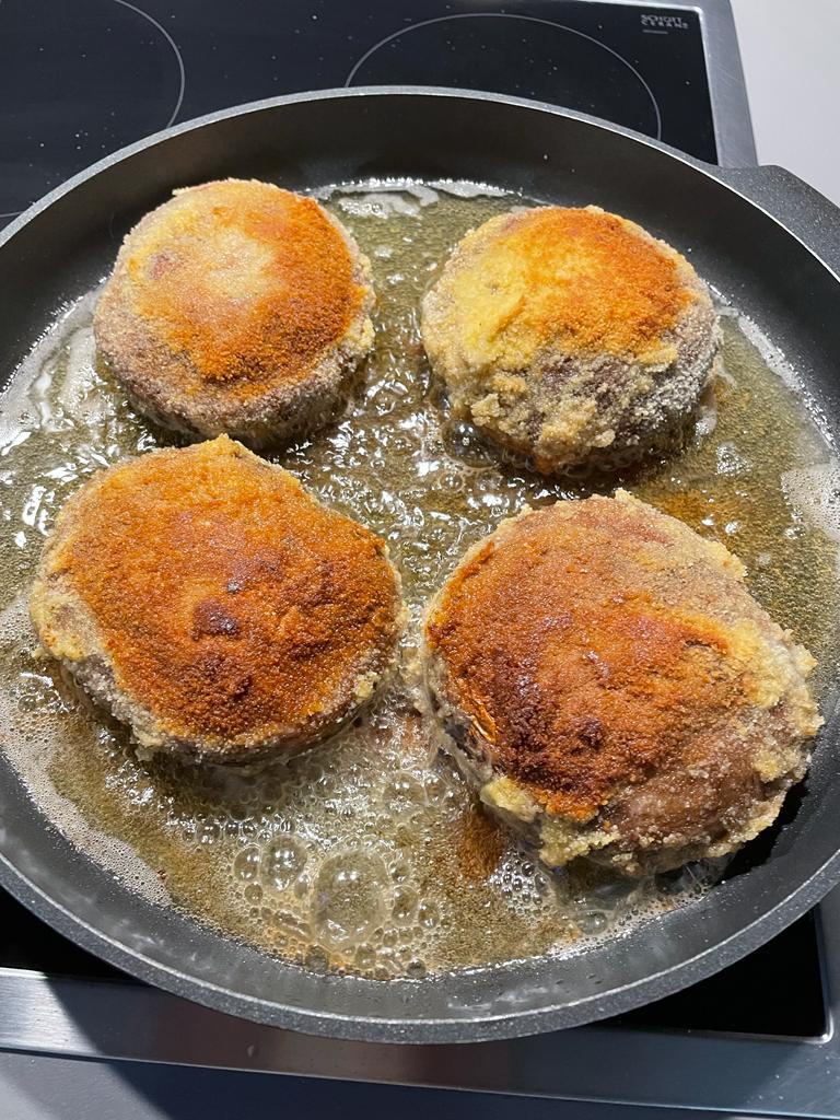 Portobello gefüllt in einer Pfanne.