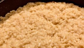 Fertig gebratener Risotto-Reis in einer Harecker Pfanne.