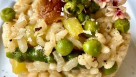 Risotto mit grünem Spargel, Erbsen und Steinplizen