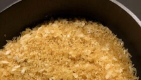 Risotto-Reis in einer Harecker Pfanne anbraten.