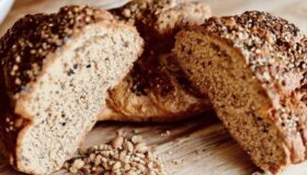 Roggen-Dingel-Brot, frisch gebacken und auf einer einer Holzunterlage angerichtet.