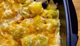 Rosenkohl-Kartoffel-Auflauf als Beilage oder Hauptgericht zu servieren.