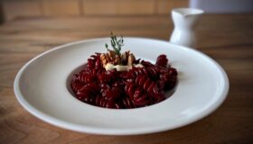 Rote Beete Fusilli mit Gorgonzola