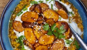 Linsen-Curry mit gerösteten Karotten in einer dekorativen Schale angerichtet