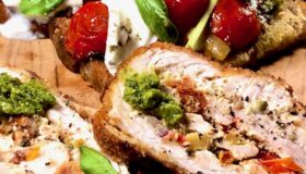 Roulade von der Pute mit frischem Gemüse auf einem Teller angerichtet.