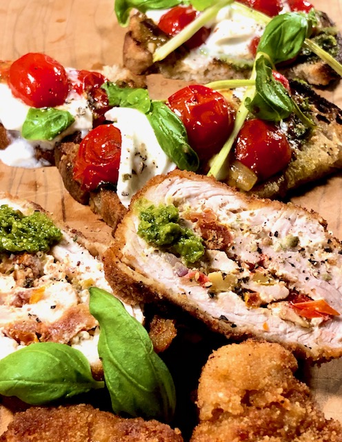 Roulade von der Pute mit frischem Gemüse auf einem Teller angerichtet.