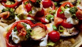 Sabich, ein israelisches Sandwich, das als köstliches Streetfood-Gericht serviert wird.