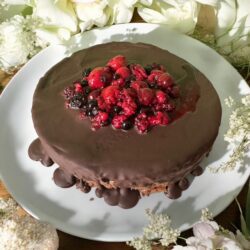 Saftige Schokotorte mit frischen Früchten und cremiger Schokoladenschicht.