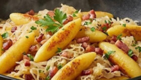 Schupfnudeln mit Sauerkraut wie auf dem Weihnachtsmarkt in einer Guss-Pfanne von Harecker gemacht.