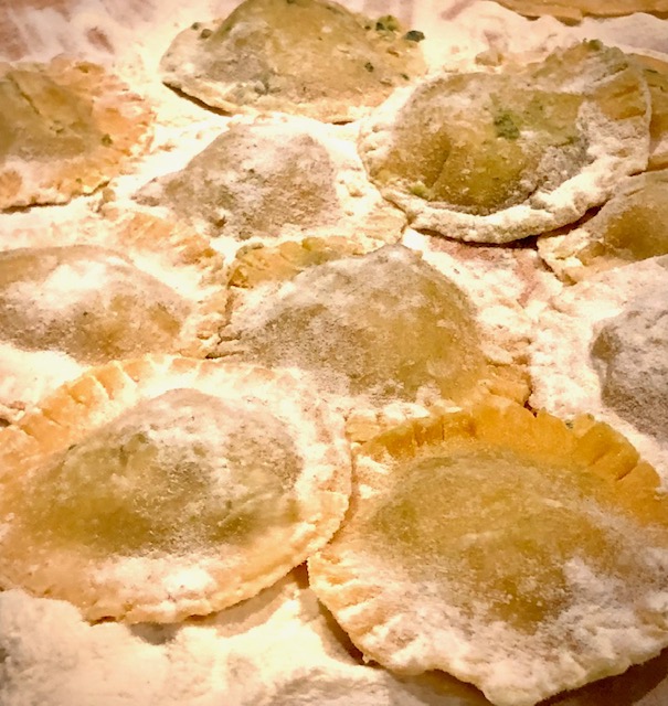 Verschlossene Ravioli mit Kalbfleisch- Spinatfüllung und mit etwas Mehl bestäubt.