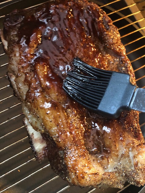 Short Ribs werden mit dem Silikon Pinsel von Harecker mit der QQB Sauce bestrichen