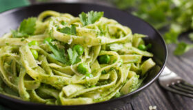 Tagliatelle mit Pesto und Spinat