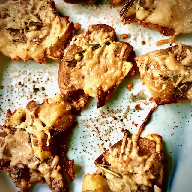 Smashed Potatoes knusprig überbacken aus dem Ofen.