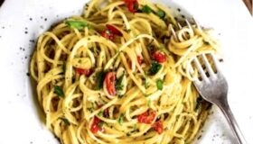 Spaghetti aglio e olio auf einem Teller frisch angerichtet.