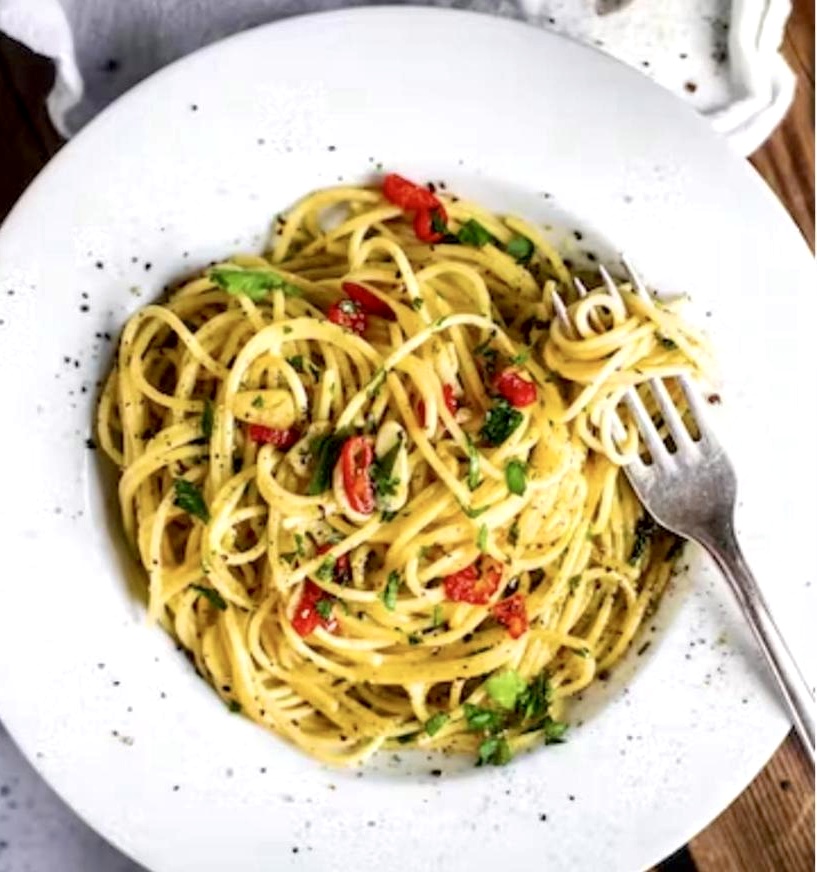 Spaghetti aglio e olio auf einem Teller frisch angerichtet.
