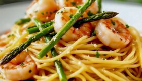 Wilder Spargel mit gebratenen Garnelen und Linguine serviert.