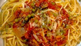 Spaghetti mit Thunfischsoße, ein Klassiker der Nudelgerichte.