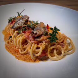 Spaghetti pikant mit Sardinen