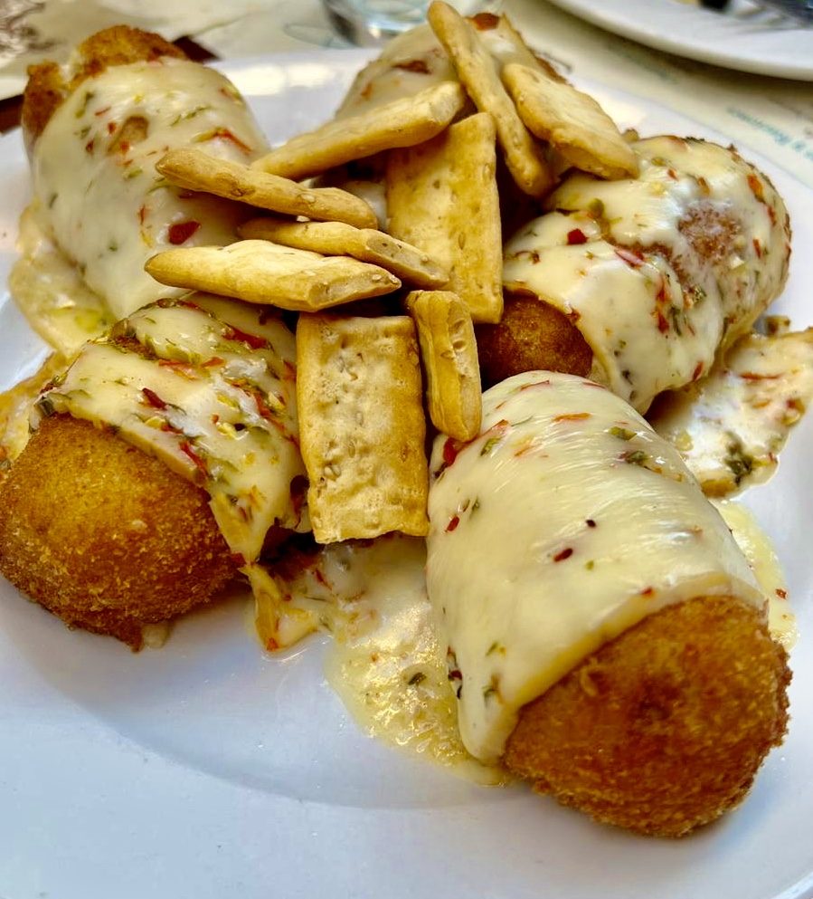 Spanische Kroketten mit iberischem Schinken und feurigem Käse überbacken.