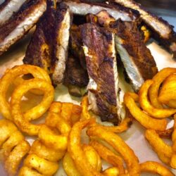 Spareribs mit einer Honig-Senf-Marinade im Ofen sanft gegart und frittierten Kartoffel-Spiralen serviert.