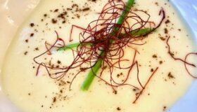 Feine Spargel-Kartoffelsuppe mit Kokosmilch verfeinert in einer dekorativen Schale serviert.