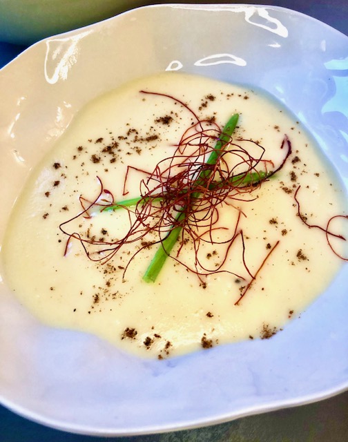 Feine Spargel-Kartoffelsuppe mit Kokosmilch verfeinert in einer dekorativen Schale serviert.