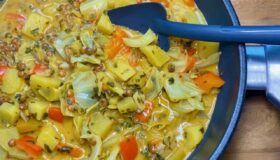 Spitzkohl-Curry in der Pfanne von Harecker gemacht.