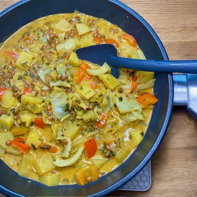 Spitzkohl-Curry in der Pfanne von Harecker gemacht.