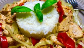 Spitzkohl-Paprika-Pfanne mit Hähnchen, dazu ein leckerer Basmati-Reis ist schnell und einfach gekocht.