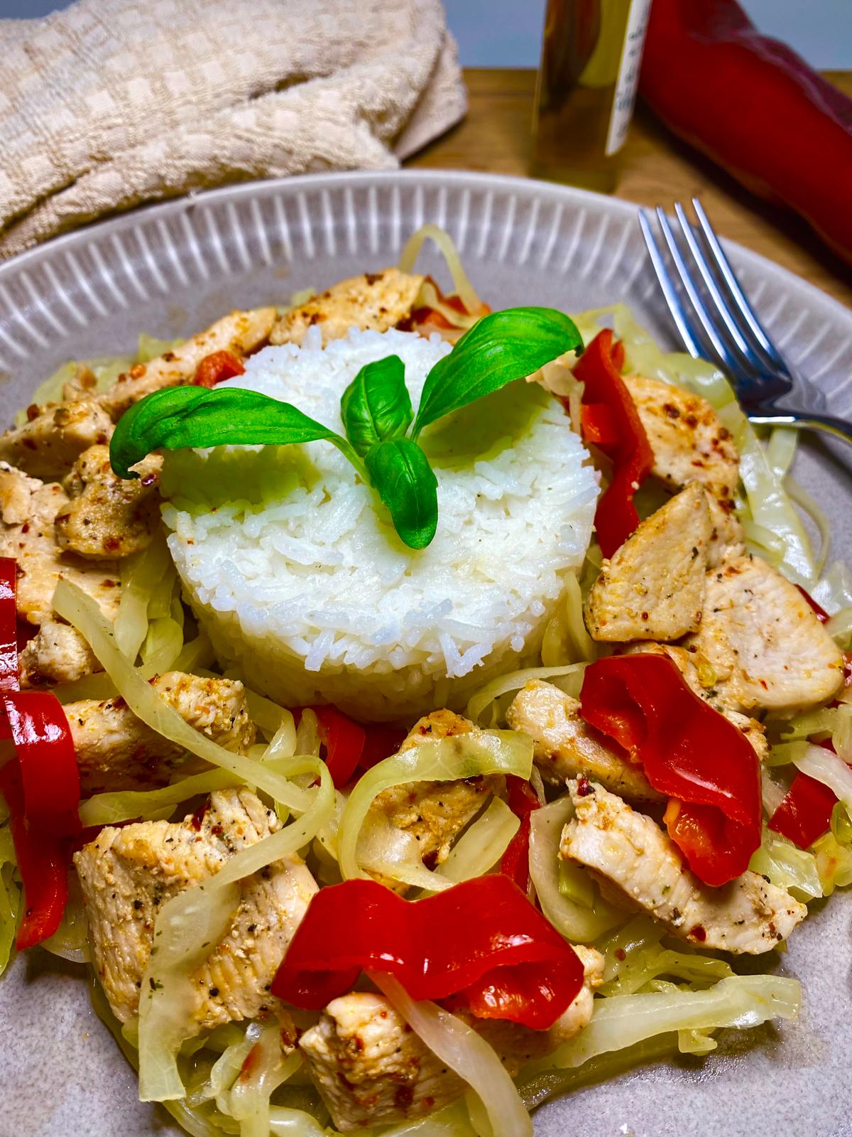 Spitzkohl-Paprika-Pfanne mit Hähnchen, dazu ein leckerer Basmati-Reis ist schnell und einfach gekocht.