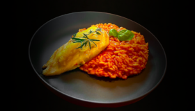 Tomaten-Risotto mit Zitronenhühnchen