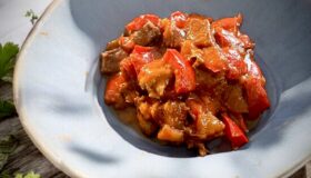 Duftendes ungarisches Gulasch auf einem Teller angerichtet.
