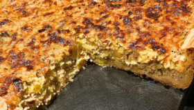 Winzererkuchen oder Krautkuchen frisch aus dem Ofen.