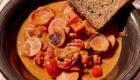 Würstchen-Gulasch, lecker und einfach in der Zuebereitung.