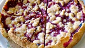 Zwetschgendatschi mit Mürbeteig und Streusel in einer runden Kuchenform gebacken.